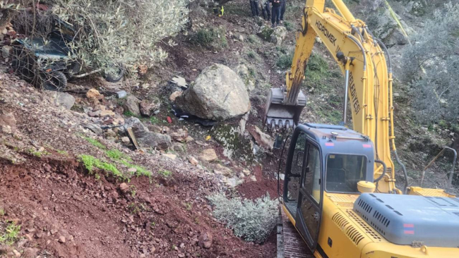 Şarampole devrilen araçtan kurtuldu, üzerine kaya parçası düştü